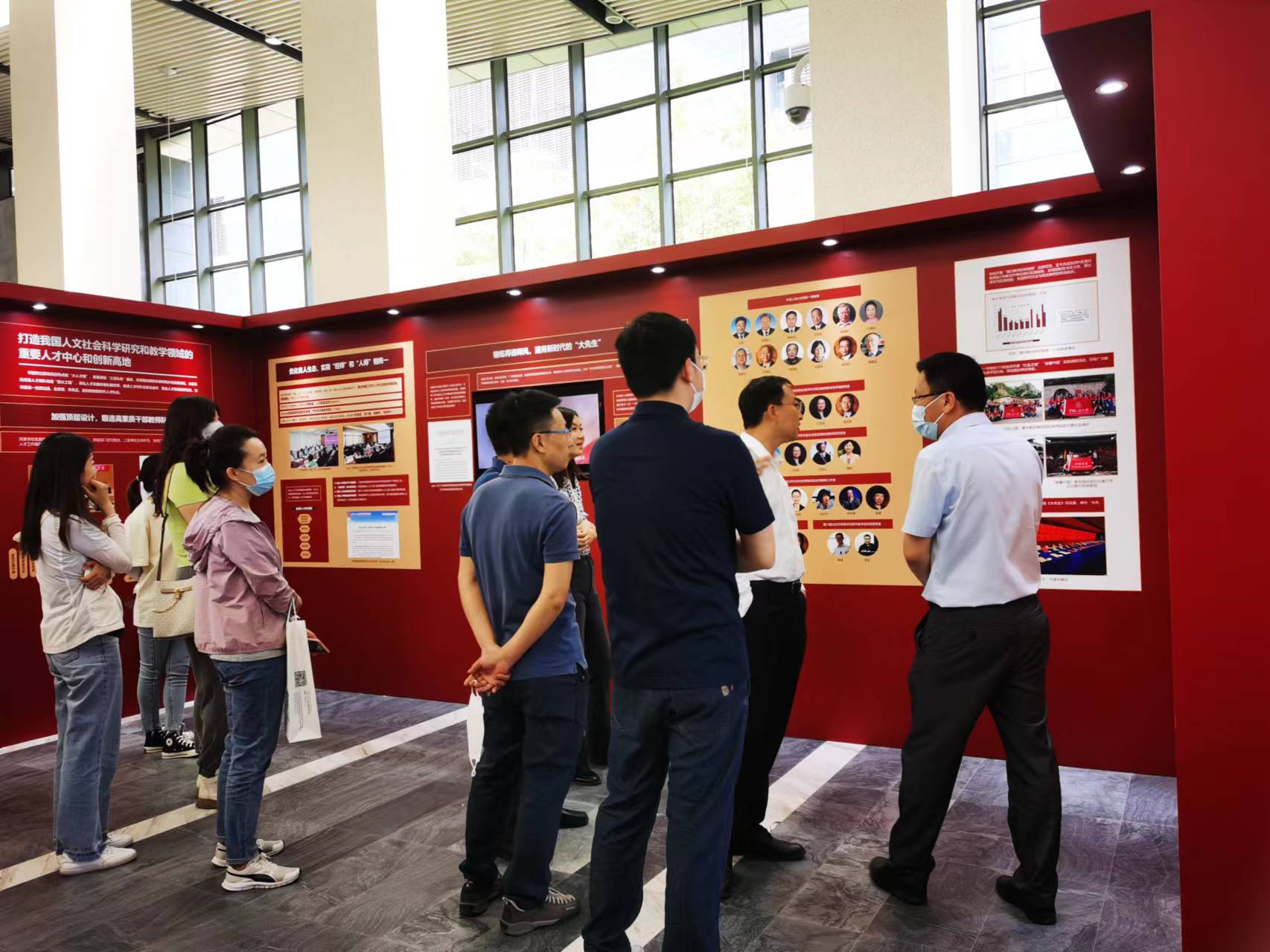 4.20230524国发院党支部参观学习习近平总书记考察调研爱爱网
一周年主题展 - 副本.jpg